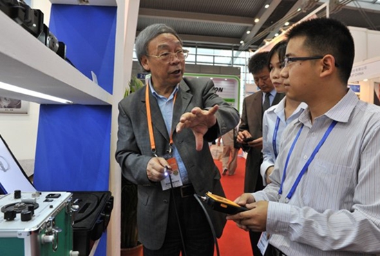 牛憨笨院士高交會(huì)期間曾指導(dǎo)亞泰光電工作人員內(nèi)窺鏡操作