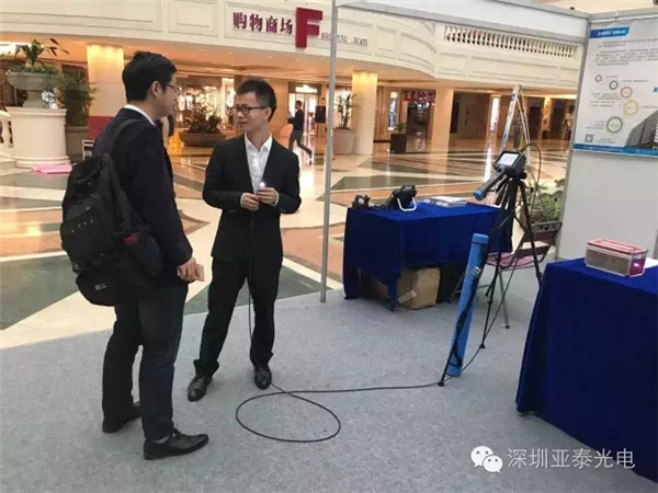 亞泰光電內(nèi)窺鏡事業(yè)部吳經(jīng)理與現(xiàn)場(chǎng)客戶交流