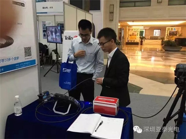 亞泰光電內(nèi)窺鏡事業(yè)部吳經(jīng)理與現(xiàn)場(chǎng)客戶交流中