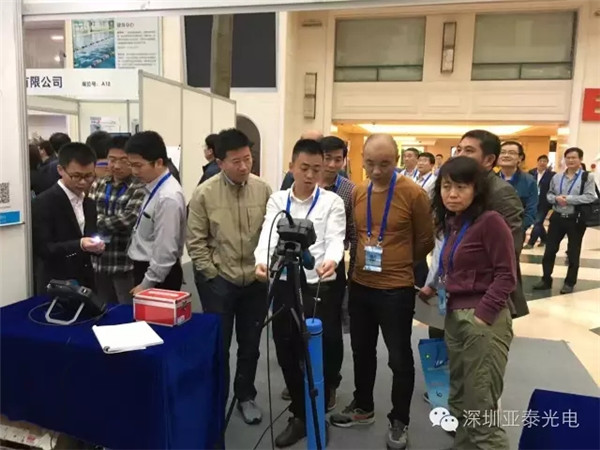 亞泰光電內(nèi)窺鏡工程師何工現(xiàn)場(chǎng)演示公司內(nèi)窺鏡產(chǎn)品