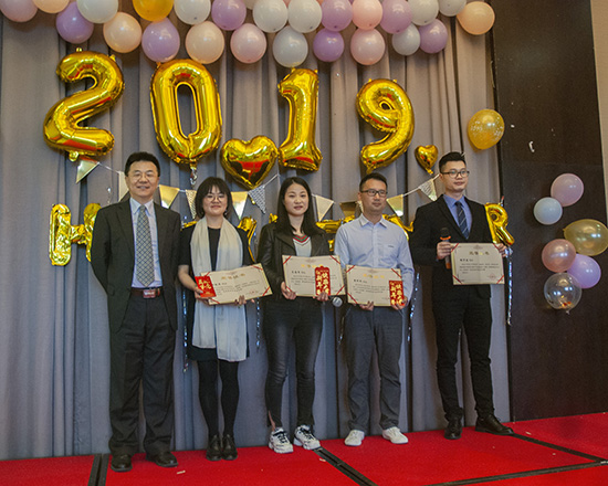 亞泰光電2019年迎春年會(huì)現(xiàn)場的頒獎(jiǎng)典禮