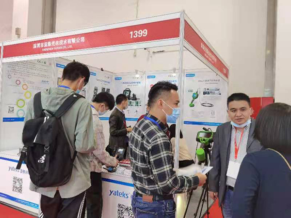 前來參觀的觀眾現(xiàn)場體驗亞泰光電工業(yè)內(nèi)窺鏡的優(yōu)異性能